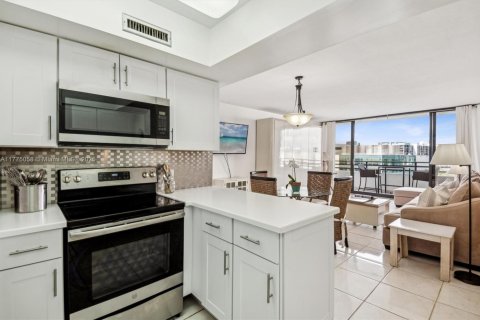 Condo in Hollywood, Florida, 1 bedroom  № 1863753 - photo 16