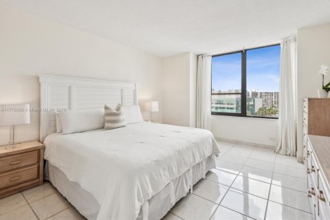 Condo in Hollywood, Florida, 1 bedroom  № 1863753 - photo 17