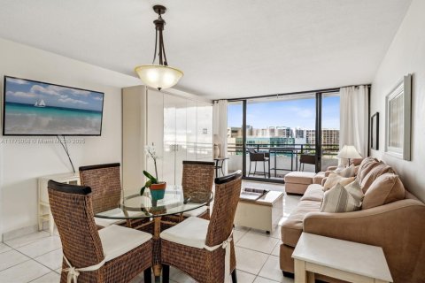 Condo in Hollywood, Florida, 1 bedroom  № 1863753 - photo 9