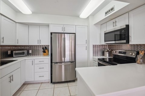 Condo in Hollywood, Florida, 1 bedroom  № 1863753 - photo 15