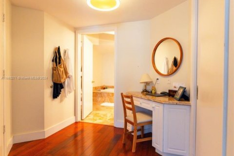 Condo in Surfside, Florida, 2 bedrooms  № 1934556 - photo 3