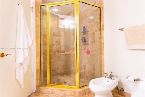 Condo in Surfside, Florida, 2 bedrooms  № 1934556 - photo 20