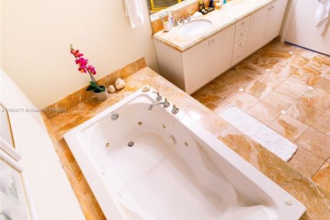 Condo in Surfside, Florida, 2 bedrooms  № 1934556 - photo 10