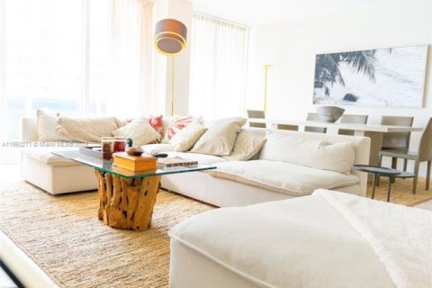 Condo in Surfside, Florida, 2 bedrooms  № 1934556 - photo 17