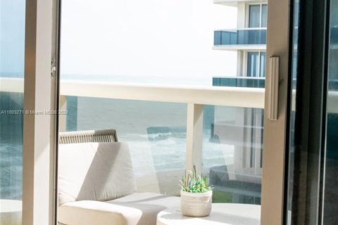 Condo in Surfside, Florida, 2 bedrooms  № 1934556 - photo 19