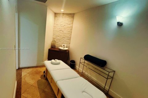 Condo in Surfside, Florida, 2 bedrooms  № 1934556 - photo 30