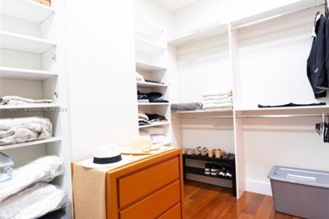 Condo in Surfside, Florida, 2 bedrooms  № 1934556 - photo 6