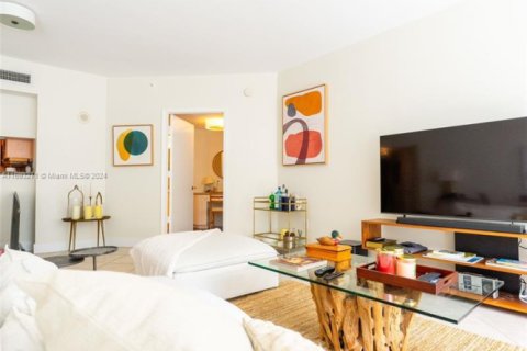 Condo in Surfside, Florida, 2 bedrooms  № 1934556 - photo 22