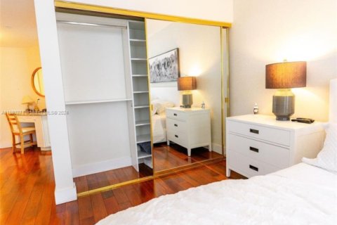 Condo in Surfside, Florida, 2 bedrooms  № 1934556 - photo 8