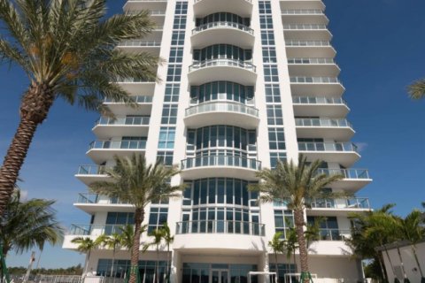 Condominio en alquiler en North Miami Beach, Florida, 2 dormitorios, 175.86 m2 № 1221568 - foto 1