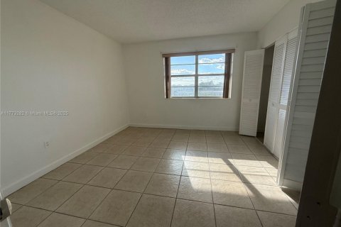 Condo in Miami, Florida, 2 bedrooms  № 2035277 - photo 6