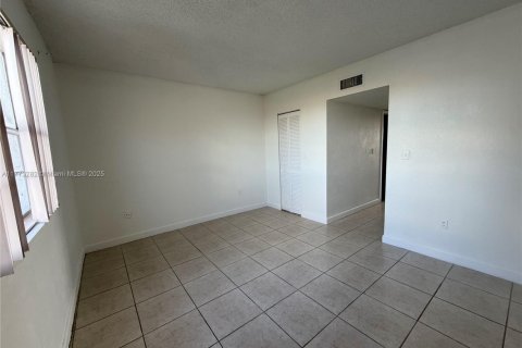 Condo in Miami, Florida, 2 bedrooms  № 2035277 - photo 9
