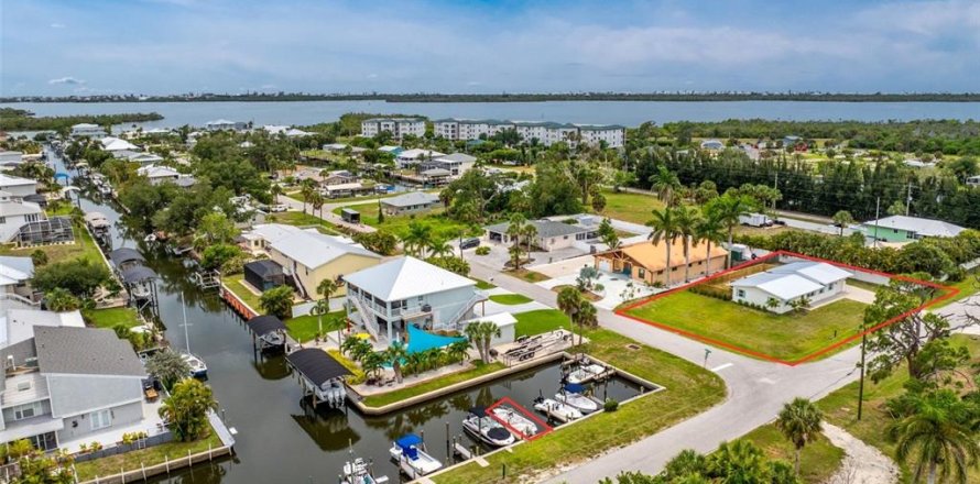 House in Englewood, Florida 2 bedrooms, 132.66 sq.m. № 2147481