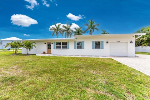 House in Englewood, Florida 2 bedrooms, 132.66 sq.m. № 2147481 - photo 10