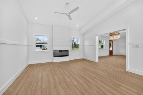 House in Englewood, Florida 2 bedrooms, 132.66 sq.m. № 2147481 - photo 23