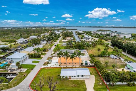 House in Englewood, Florida 2 bedrooms, 132.66 sq.m. № 2147481 - photo 3