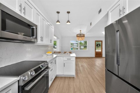 House in Englewood, Florida 2 bedrooms, 132.66 sq.m. № 2147481 - photo 18