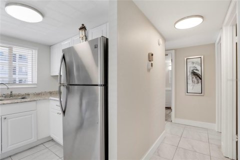 Condo in Bradenton, Florida, 2 bedrooms № 2202473 - photo 18
