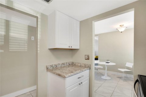 Condo in Bradenton, Florida, 2 bedrooms № 2202473 - photo 17