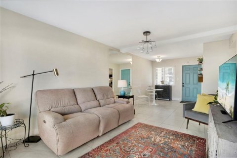 Condo in Bradenton, Florida, 2 bedrooms № 2202473 - photo 13