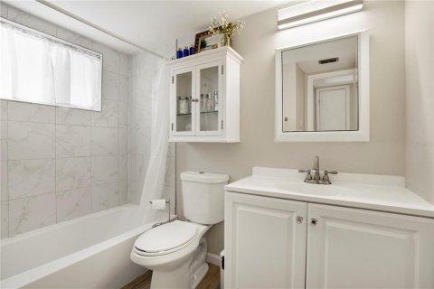 Condo in Bradenton, Florida, 2 bedrooms № 2202473 - photo 7