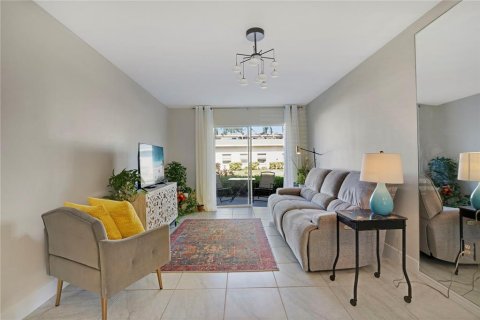 Condo in Bradenton, Florida, 2 bedrooms № 2202473 - photo 15