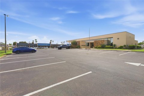 Immobilier commercial à vendre à Deltona, Floride: 399.2 m2 № 2393713 - photo 20
