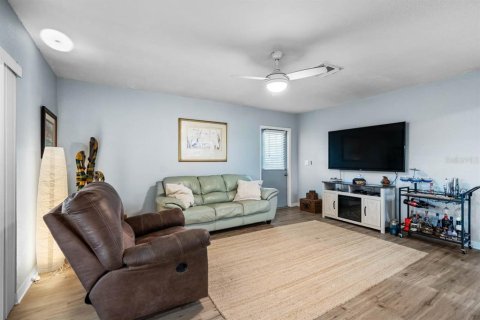 Condo in Sun City Center, Florida, 2 bedrooms  № 1815903 - photo 6
