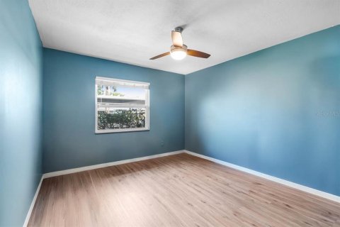 Condo in Sun City Center, Florida, 2 bedrooms  № 1815903 - photo 19