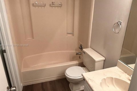 Condominio en venta en Tamarac, Florida, 1 dormitorio, 51.1 m2 № 2152598 - foto 10