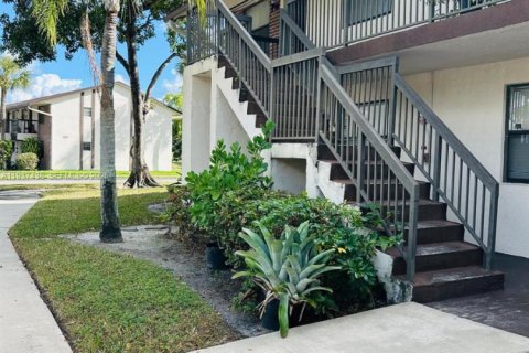 Condominio en venta en Tamarac, Florida, 1 dormitorio, 51.1 m2 № 2152598 - foto 1