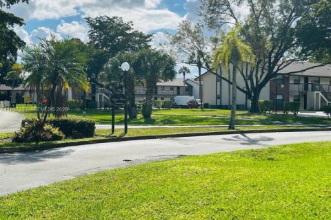 Condominio en venta en Tamarac, Florida, 1 dormitorio, 51.1 m2 № 2152598 - foto 4