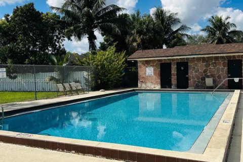 Condominio en venta en Tamarac, Florida, 1 dormitorio, 51.1 m2 № 2152598 - foto 2