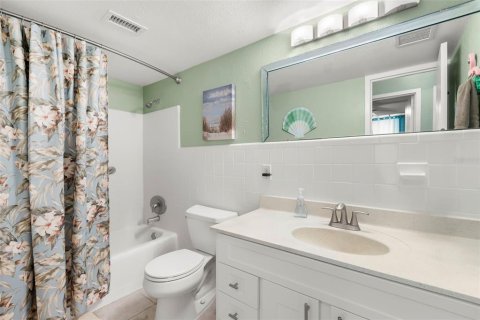 Condo in Saint Petersburg, Florida, 1 bedroom № 2217961 - photo 19