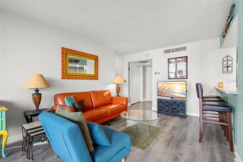 Condo in Saint Petersburg, Florida, 1 bedroom № 2217961 - photo 8