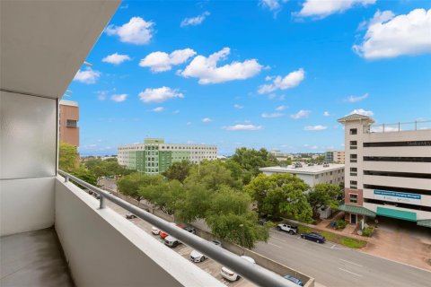 Condo in Saint Petersburg, Florida, 1 bedroom № 2217961 - photo 6