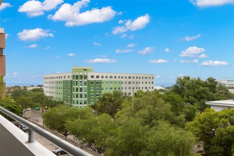 Condo in Saint Petersburg, Florida, 1 bedroom № 2217961 - photo 5