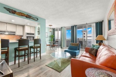 Condo in Saint Petersburg, Florida, 1 bedroom № 2217961 - photo 2