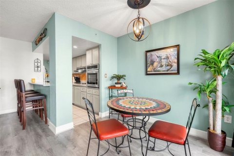 Condo in Saint Petersburg, Florida, 1 bedroom № 2217961 - photo 9