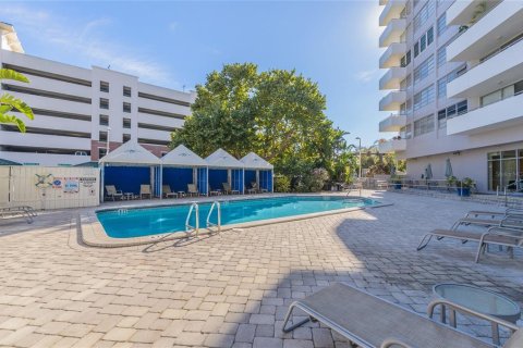 Condo in Saint Petersburg, Florida, 1 bedroom № 2217961 - photo 23