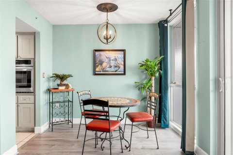 Condo in Saint Petersburg, Florida, 1 bedroom № 2217961 - photo 4