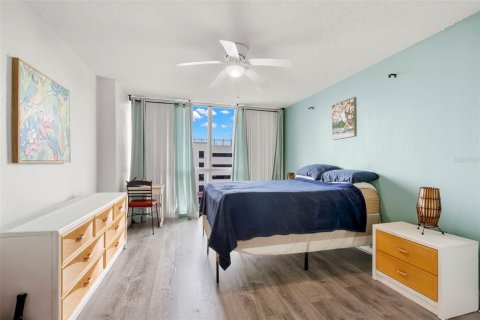 Condo in Saint Petersburg, Florida, 1 bedroom № 2217961 - photo 14