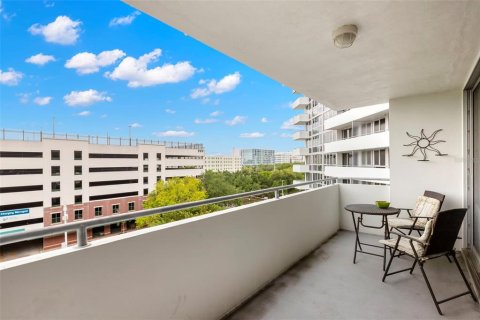 Condo in Saint Petersburg, Florida, 1 bedroom № 2217961 - photo 7