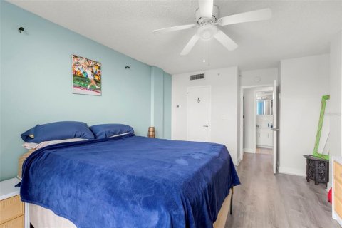 Condo in Saint Petersburg, Florida, 1 bedroom № 2217961 - photo 17