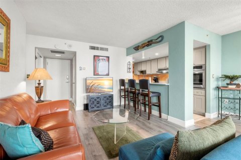 Condo in Saint Petersburg, Florida, 1 bedroom № 2217961 - photo 3