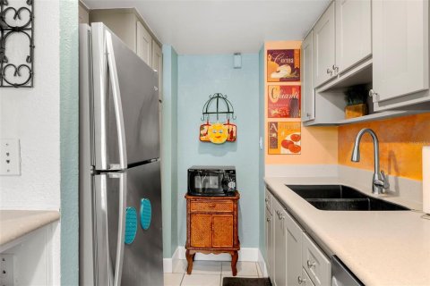 Condo in Saint Petersburg, Florida, 1 bedroom № 2217961 - photo 11