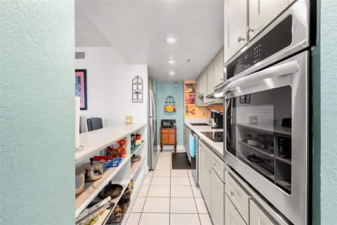 Condo in Saint Petersburg, Florida, 1 bedroom № 2217961 - photo 10