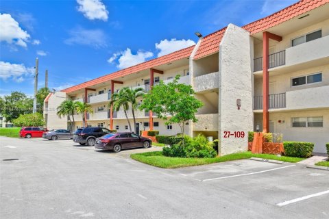Condo in Pembroke Pines, Florida, 2 bedrooms  № 1847698 - photo 24