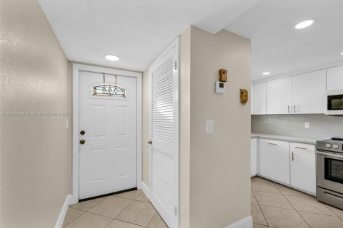 Condo in Pembroke Pines, Florida, 2 bedrooms  № 1847698 - photo 2