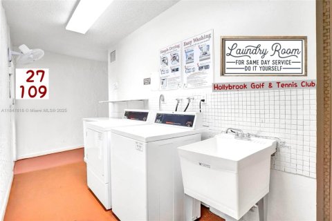 Condo in Pembroke Pines, Florida, 2 bedrooms  № 1847698 - photo 23
